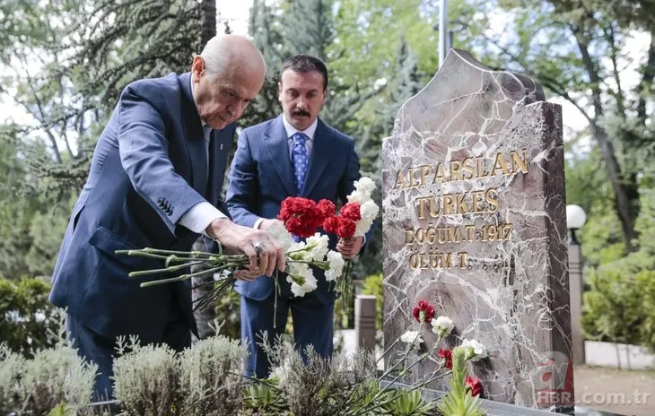 MHP Genel Başkanı Devlet Bahçeli, Alparslan Türkeş’in anıt mezarını ziyaret etti