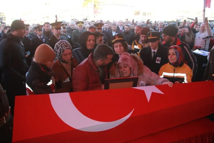 Türkiye şehitlerini uğurluyor! Tabutunun başında gözyaşları sel oldu | Bu acıya yürek dayanmaz