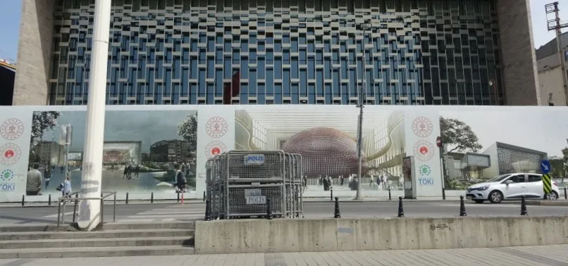 Son dakika: Taksim’de 1 Mayıs tedbirleri: Polis barikatları getirildi