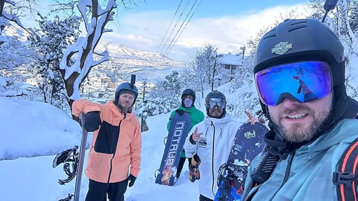 Ordu'da karla kaplı sokaklarda snowboard yaptılar