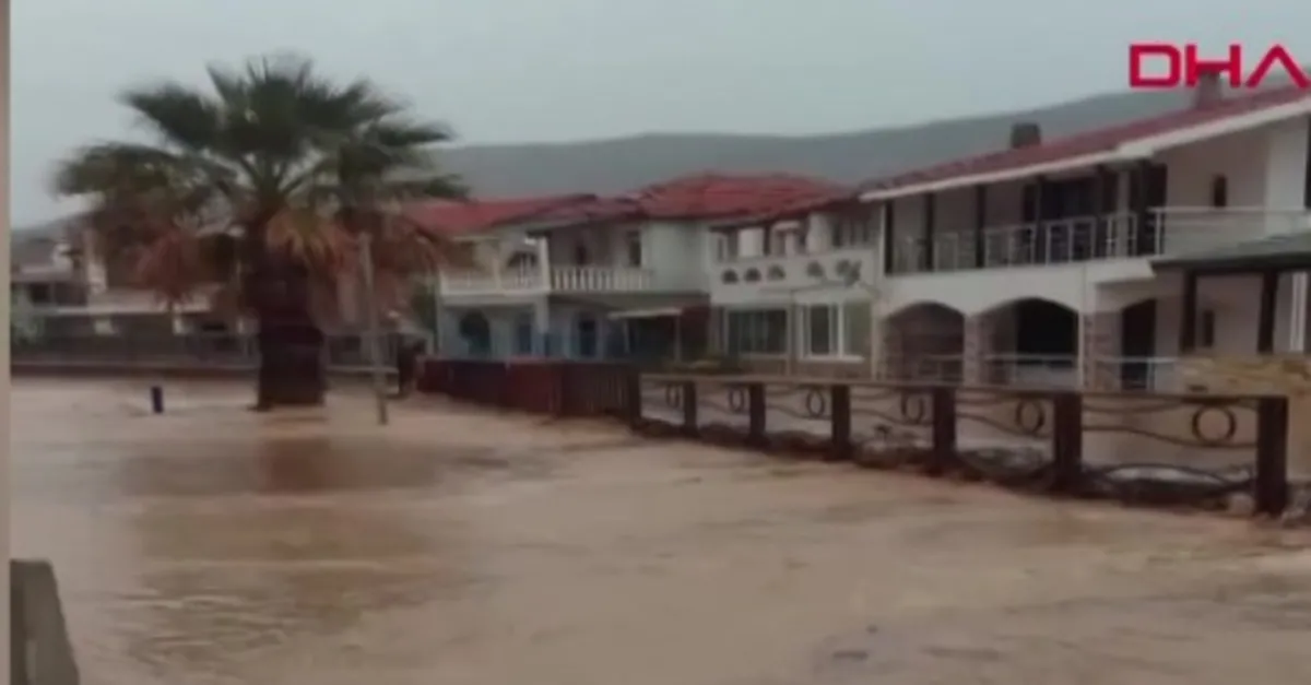 İzmir Foça'da sokaklar göle döndü