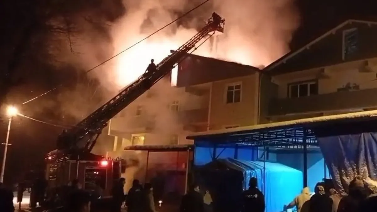 Zonguldak'ta 3 katlı binanın çatısında yangın