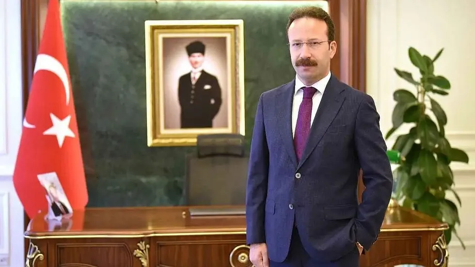 atama-kararlari-resmi-gazetede-valiliklerden-buyukelciliklere-kritik-gorev-degisikligi-1784325692320.jpeg Atama kararları Resmi Gazete'de! Valiliklerden büyükelçiliklere kritik görev değişikliği - 4