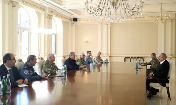 son-dakika-milli-savunma-bakani-hulusi-akar-ve-komuta-kademesi-aliyevle-gorustu-1653724934633.jpg Son dakika: Milli Savunma Bakanı Hulusi Akar ve komuta kademesi Aliyev'le görüştü - 1
