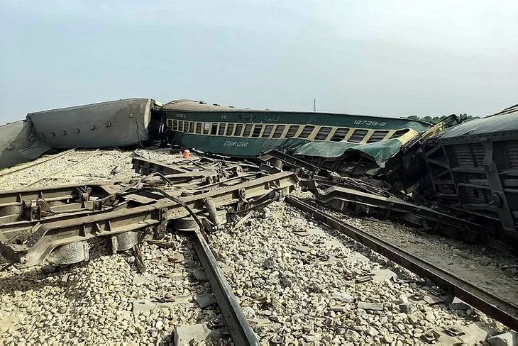 Pakistan’da tren kazası! Can pazarı yaşandı! Çok sayıda ölü ve yaralı var...