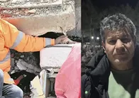 Enkazda bırakmadığı o eli şimdi mezar başında tutuyor