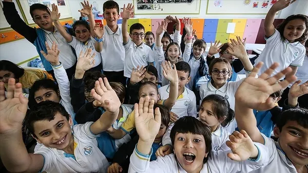 1697547983963.jpg Okullarda ara tatil kalkacak mı? İllere ve bölgeye göre yeni sistem mi geliyor! MEB'den flaş adım... - 1