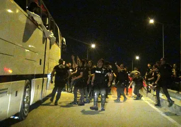 Bursa'da, Beşiktaş taraftarlarına taşlı saldırı