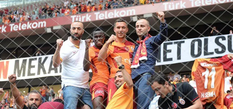 Podolski ve Bruma tribüne girdi