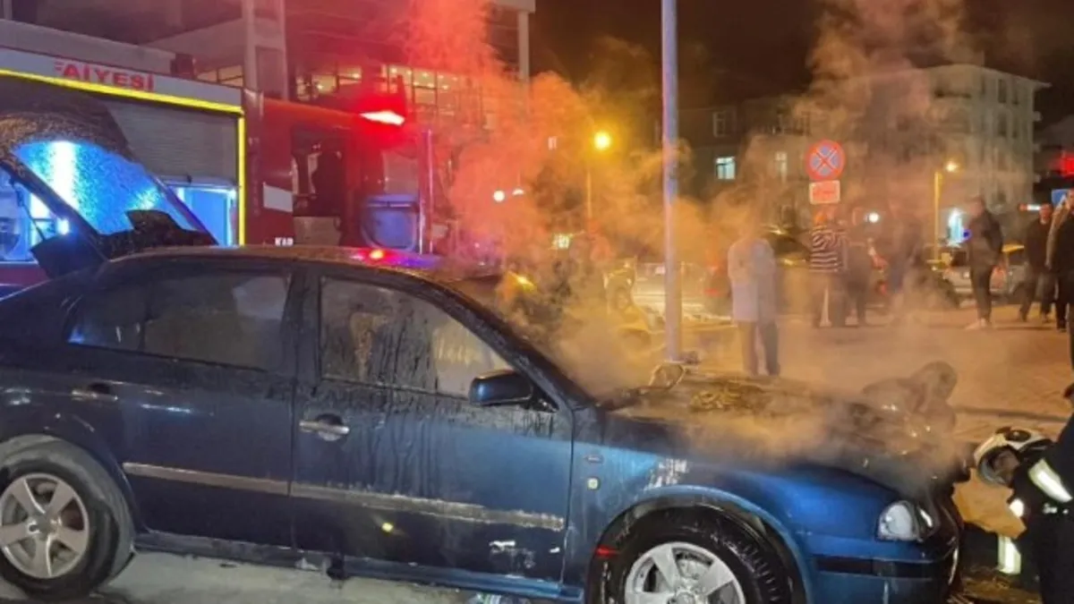 Seyir halindeki otomobilde panik! Alev aldı