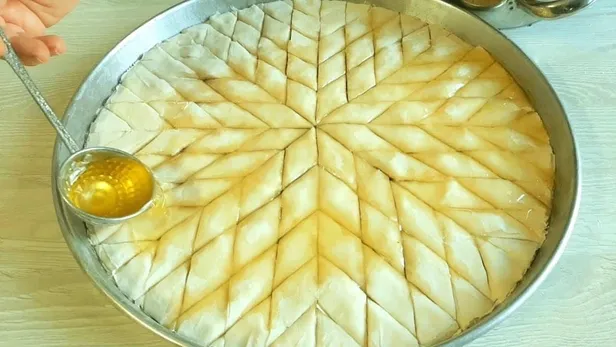 bayram-sofralarin-vazgecilmez-ikramligi-ev-baklavasi-kiyir-kiyir-ev-baklavasi-tarifi-tarifinin-dogru-recetesi-1712658207562.jpeg Bayram Sofraların Vazgeçilmez İkramlığı Ev Baklavası: Kıyır kıyır ev baklavası tarifi tarifinin doğru reçetesi - 5