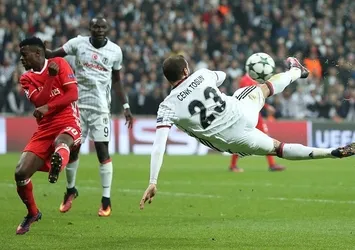 Cenk Tosun'un Benfica'ya attığı gol en iyiye aday