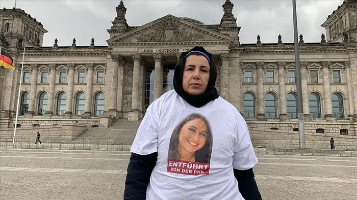 Türk anne Almanya'da PKK'nın kaçırdığı kızı için Federal Meclis önünde eylem yaptı - 1