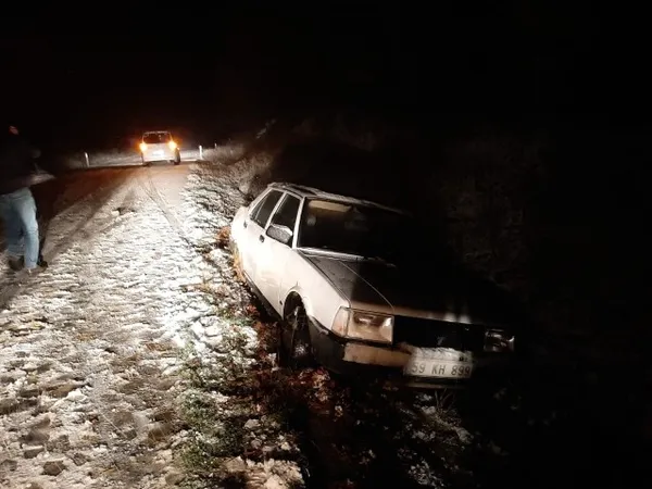 Tekirdağ’da karlı yolda sürücülerin zor anları - 5