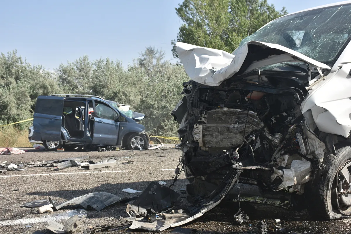 Van'da feci kaza! Kamyonet ile hafif ticari araç kafa kafaya çarpıştı: 2 ölü, 9 yaralı - 1