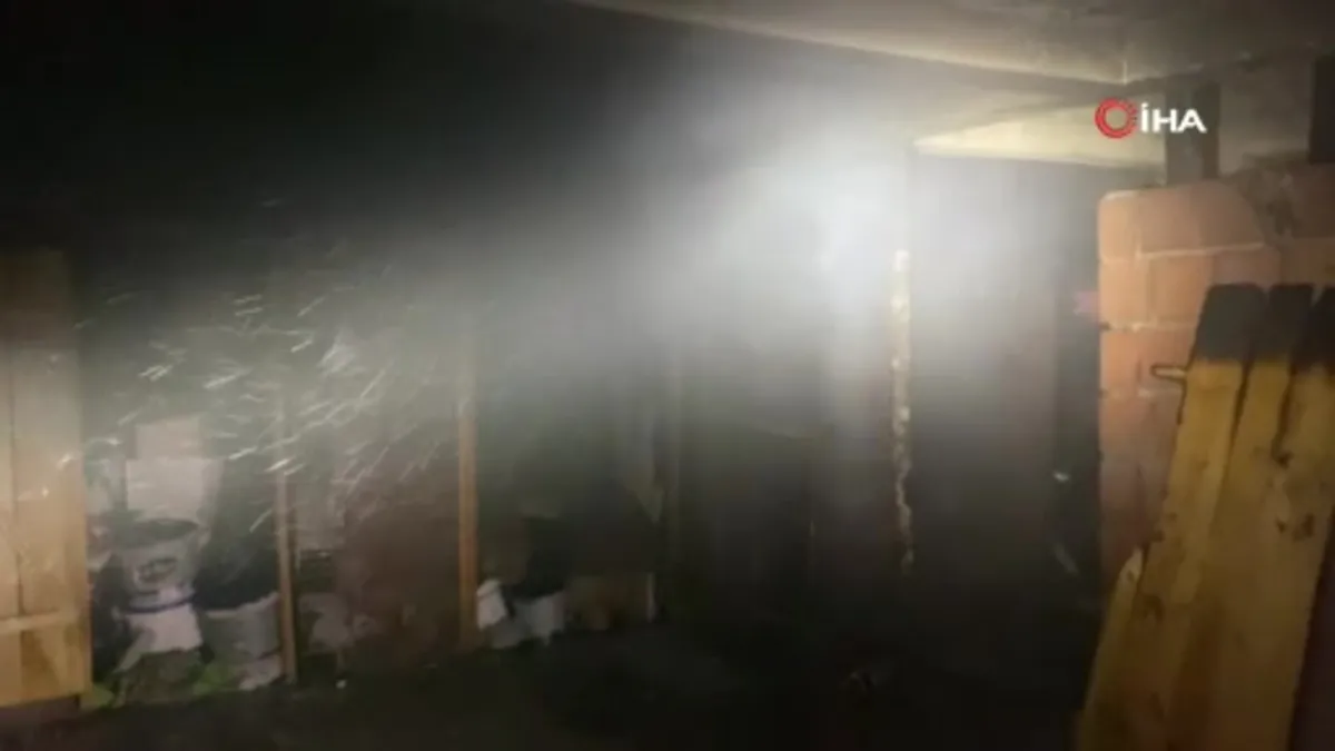 Mudanya'da apartmanın depo kısmında yangın