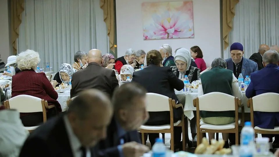 Emine Erdoğan huzurevi sakinleriyle iftarda bir araya geldi: Sizin anılarınız bizim için çok kıymetli