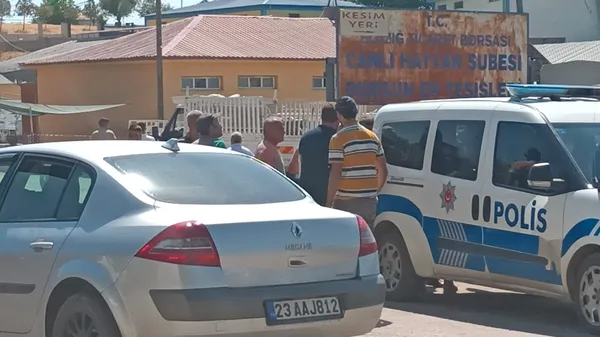 elazigda-kasaplar-bicakla-uzerine-yurudukleri-gazetecileri-dovdu-1657370833920.jpg Elazığ’da kasaplar bıçakla üzerine yürüdükleri gazetecileri dövdü - 1