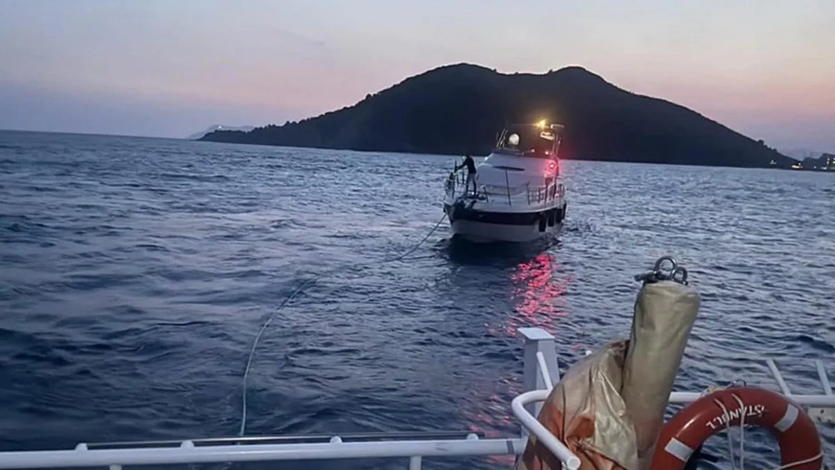 Muğla'da sürüklenen tekne kurtarıldı
