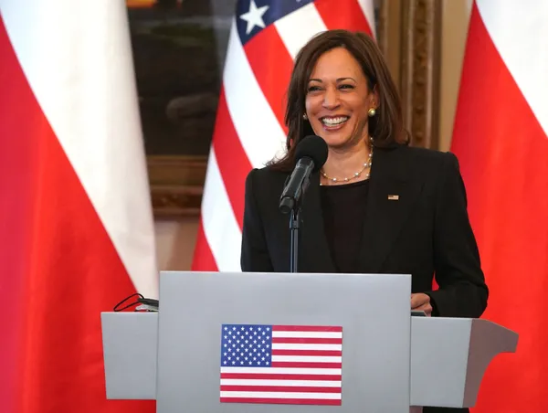 Kamala Harris ’mülteci’ sorusuna kahkaha attı! Salon buz kesti | Tepki yağıyor