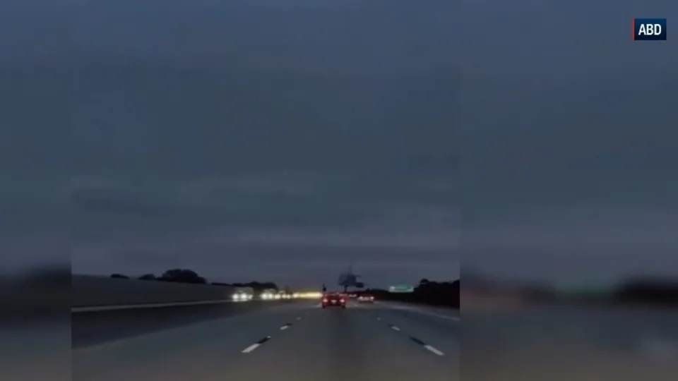 ABD’de uçak arabaya çarptı