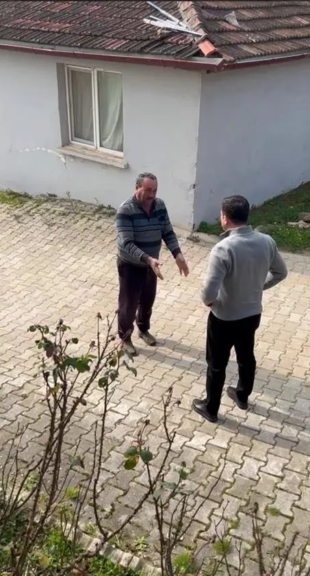 cumhur-ittifaki-izmir-buyuksehir-belediye-baskan-adayi-hamza-dag-vatandasla-arasinda-sicak-goruntuler-sen-uret-1708445974138.jpeg Cumhur İttifakı İzmir Büyükşehir Belediye Başkan Adayı Hamza Dağ'dan 'elbisem kirli' diyen vatandaşa örnek davranış! “Sen üreticisin sana sarılacağım" - 1