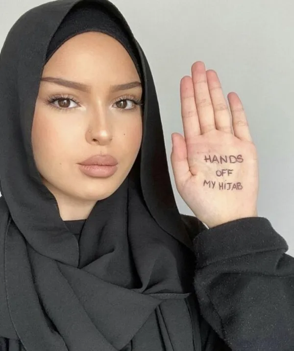 Fransa’da Müslüman kadınlar İslam düşmanlığına karşı ayaklandı: Başörtüme dokunma