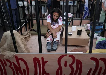 İsrail halkı ayaklandı: İsyan bayrağı çekildi "Netanyahu istifa" sesleri yankılanıyor!