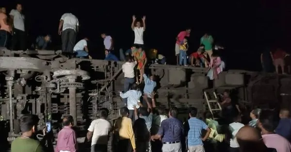 son-dakika-hindistanda-tren-kazasi-50-kisi-oldu-1685725819307.jpg Hindistan'da feci tren kazası: 288 kişi öldü 900'den fazla yaralı... - 3