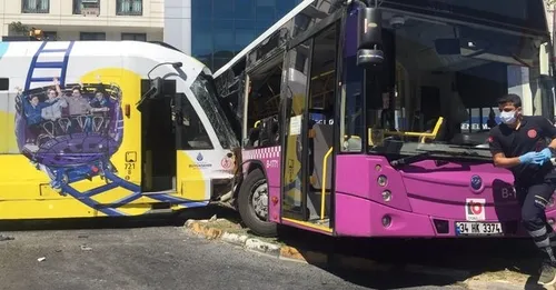 Son dakika: İstanbul'da kaza! Tramvay halk otobüsüne çarptı - 1