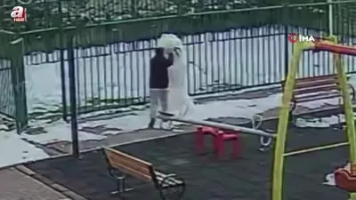 İlginç anlar kamerada! Biri kardan adam yıktı...