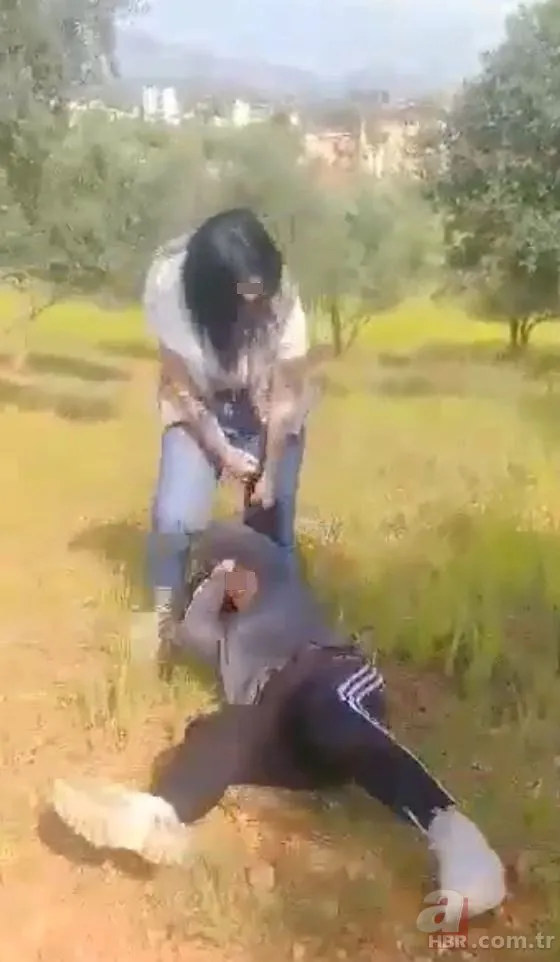 Antalya’da kızların birbirilerine tekmelerle saldırdığı erkek kavgası kamerada! 3 gözaltı