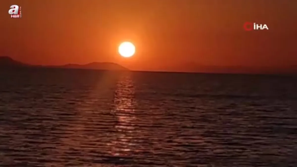 Van'da gün batımı ve ayın doğuşu mest etti