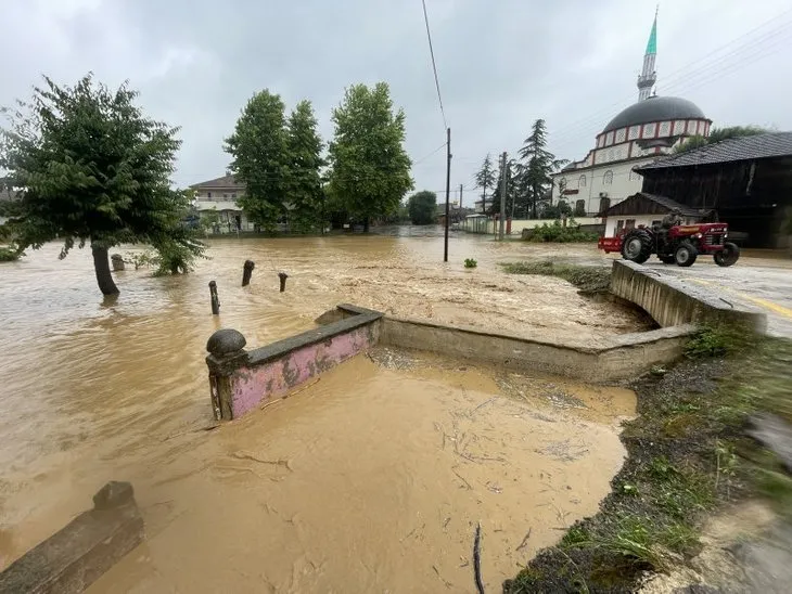 Sağanak yağış Düzce'de hayatı felç etti! Batı Karadeniz'de sel ve heyelan tehlikesi