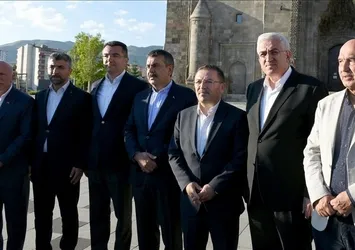 Milli Eğitim Bakanı Yusuf Tekin bayram namazını Erzurum'daki Ulu Camii'de kıldı!