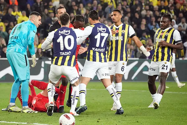 Fenerbahçe geriden gelip kazandı! Kanarya 3 puanı bırakmadı