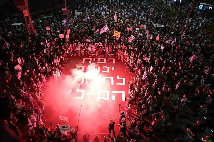 tel-avivde-israilli-esir-yakinlarinin-protestosunda-gostericilerle-polis-arasinda-olaylar-cikti-1714425290991.jpeg Tel Aviv karıştı! Terör devleti İsrail polisinden esir yakınlarına sert müdahale | 3 kişiyi gözaltına aldı - 4