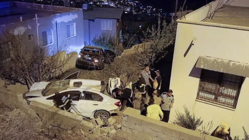 Hatay'da korkunç kaza! 2 otomobil şarampole devrildi