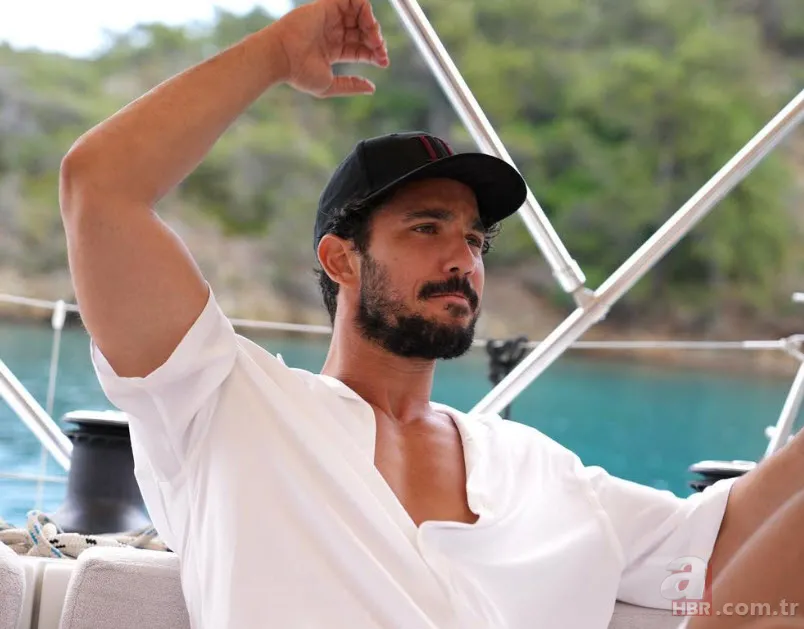 Kenan İmizalıoğlu'nun güzel eşi Sinem Kobal kardeşiyle aynı dizideymiş! Selena'da birlikte oynamışlar... 9