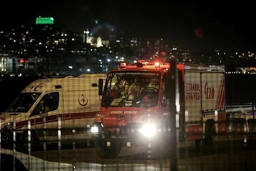 Eminönü’nde otomobil denize uçtu