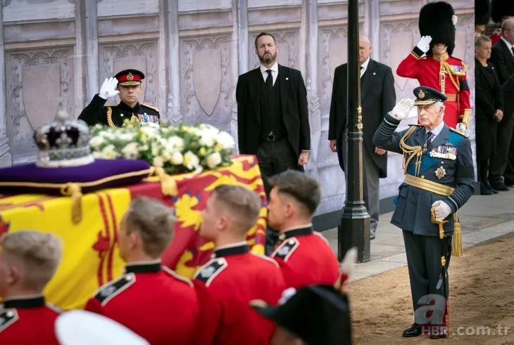 Kraliçe Elizabeth’in cenaze töreninde olay an! Nöbet tutan asker bayıldı