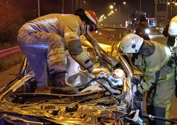 Otomobil kamyonun altına girdi: Sürücü ağır yaralandı