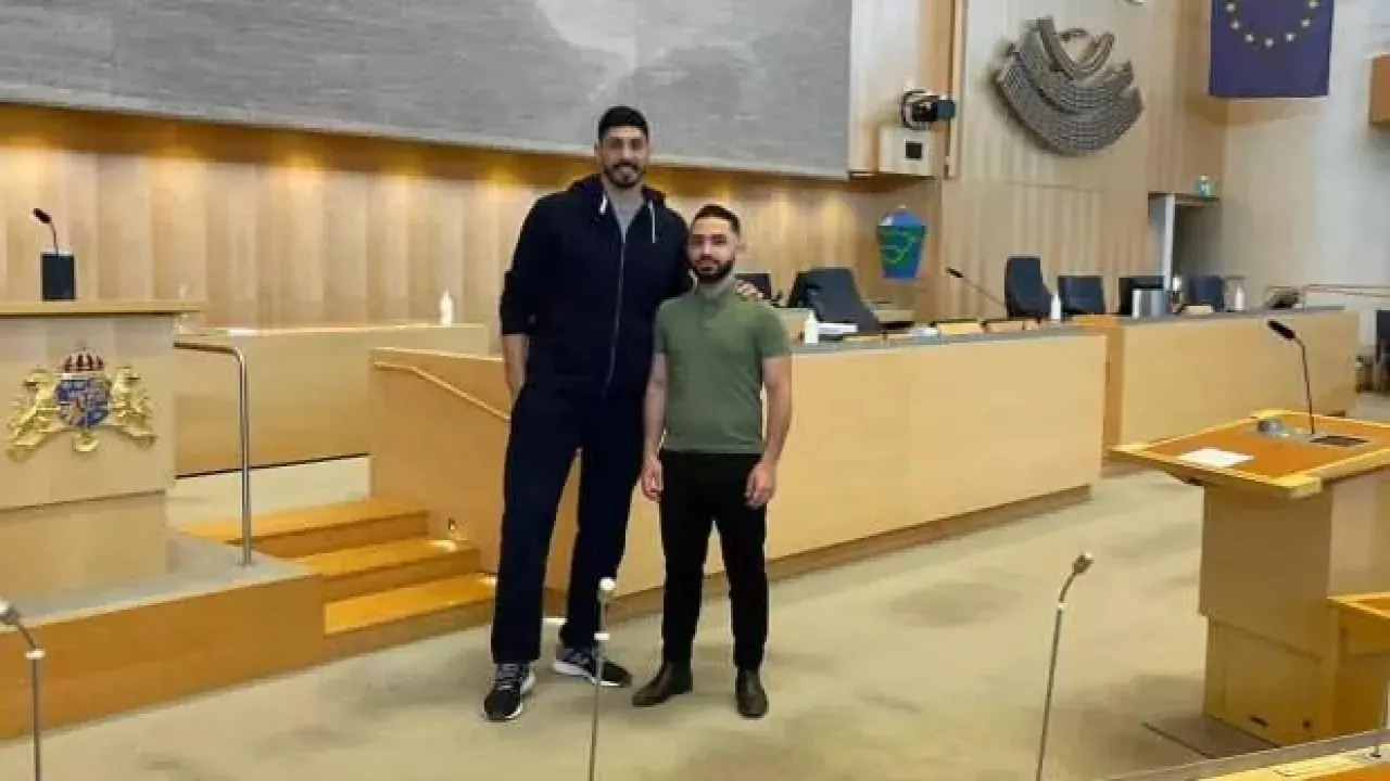 FETÖ elebaşı Fetullah Gülen'in evlatlığı Enes Kanter İsveç Meclisi'nde! Terör örgütü PKK/PYD destekçisi ile poz verdi