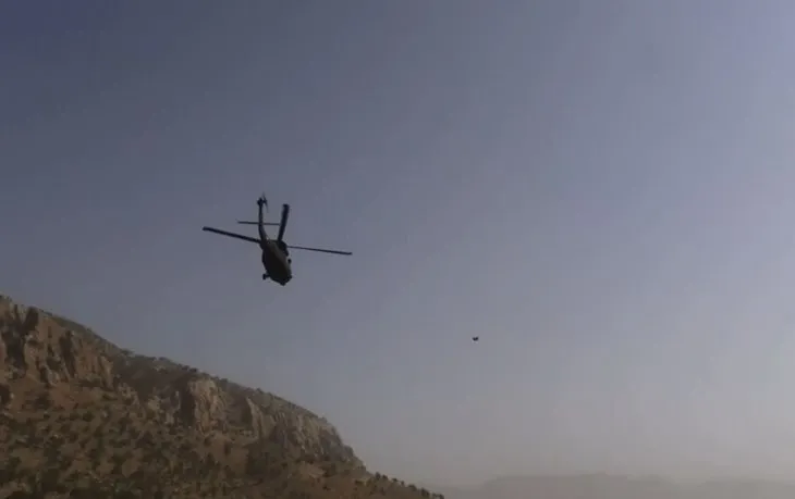 Batman’da PKK’lı 4 teröristin teslim oluşu kamera görüntülerine yansıdı.