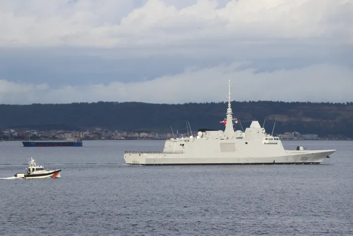 Fransız savaş gemisi 'Auvergne' Çanakkale Boğazı'ndan geçti - 1