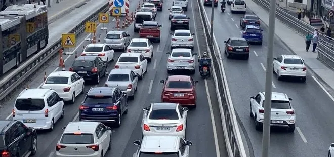 Megakentte trafik felç! İBB’nin yol çalışması çileye döndü