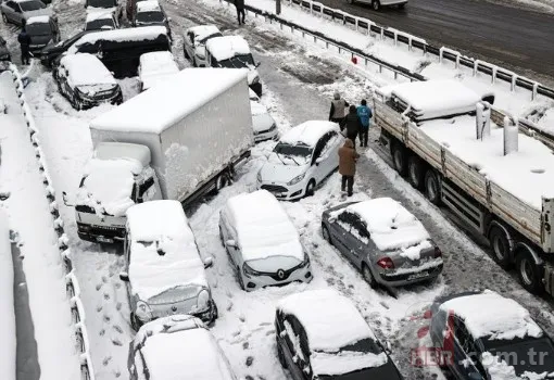 İstanbullunun kabus gecesi! 15 saattir yolda kalan vatandaş: Su ve bisküvi ile duruyorum 16