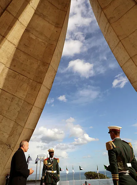 Başkan Erdoğan Cezayir’de Şehitler Abidesi’ne çelenk bıraktı
