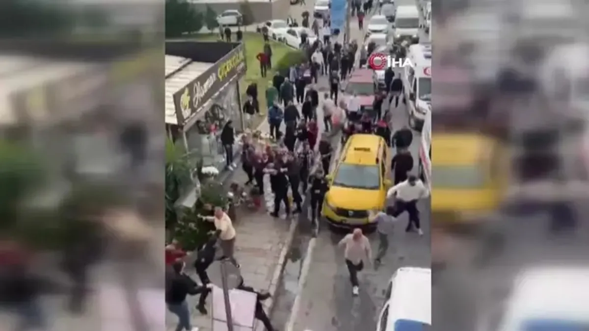 İzmir'de trafik kavgası: Tartıştığı taksi şoförüne kaskla saldırdı!