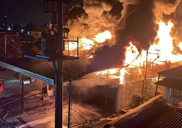 Sakarya'da kauçuk fabrikasında yangın! 5 iş yeri kullanılamaz hale geldi